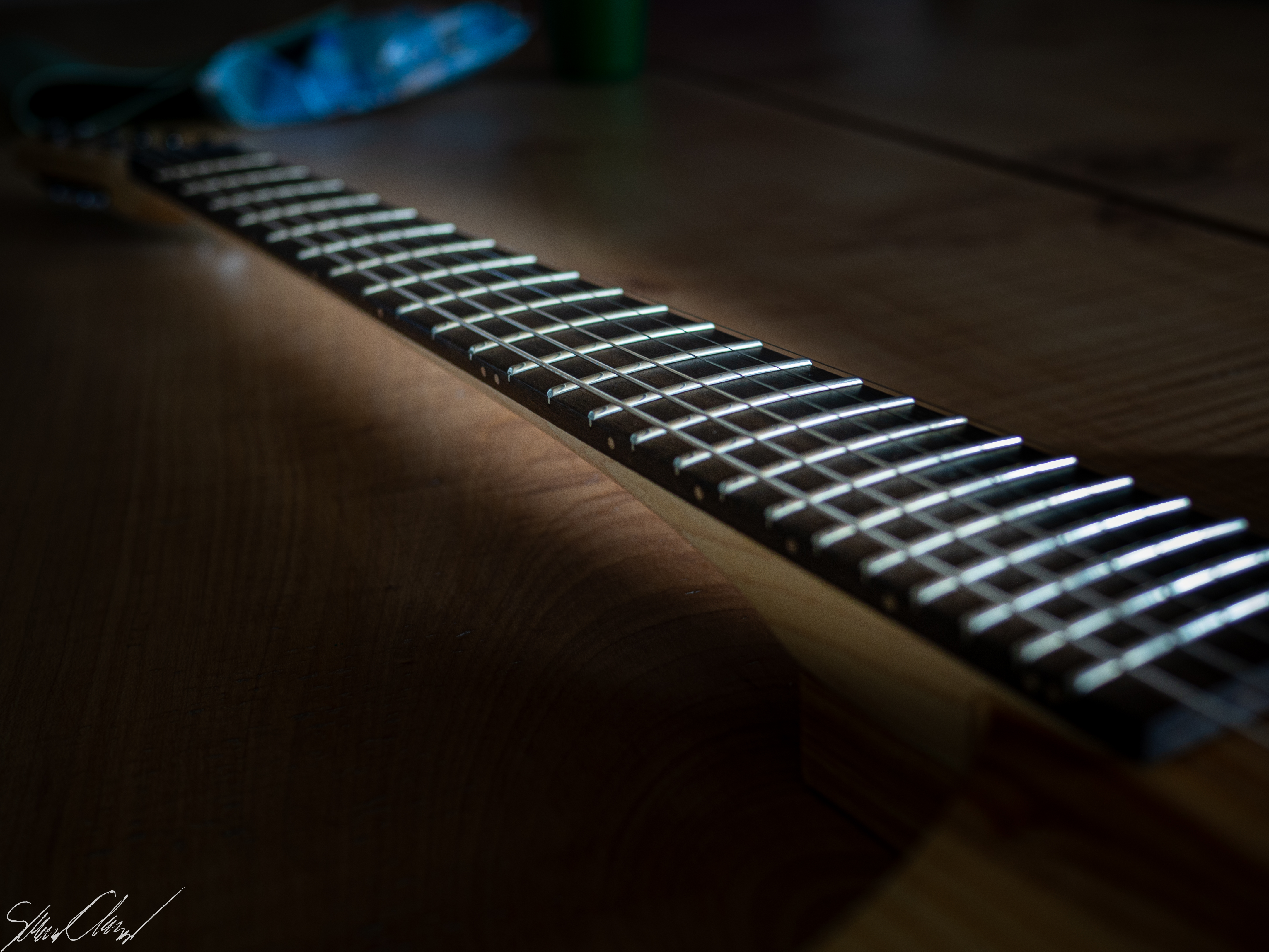 Wooden sidedots, Jescar frets, Katalox fretboard